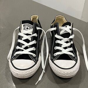 Converse WOMENS 6 Classic Black and White Sneakers MENS 4